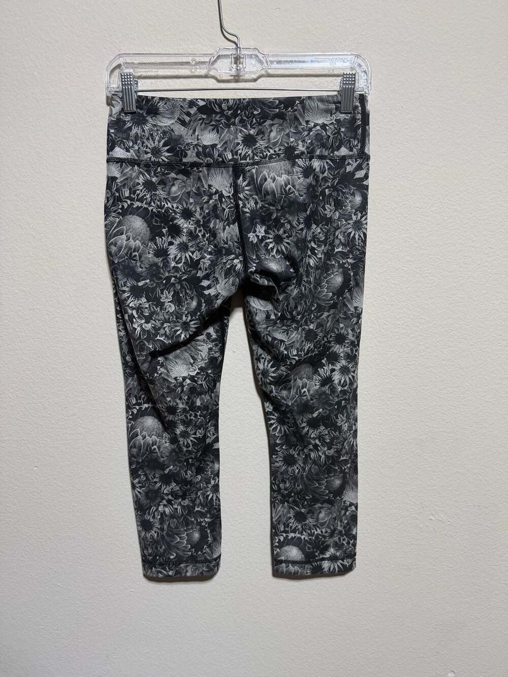 Lululemon Wunder Under Crop Leggings in Flowabunga Black Gray Floral Print - Picture 2 of 4